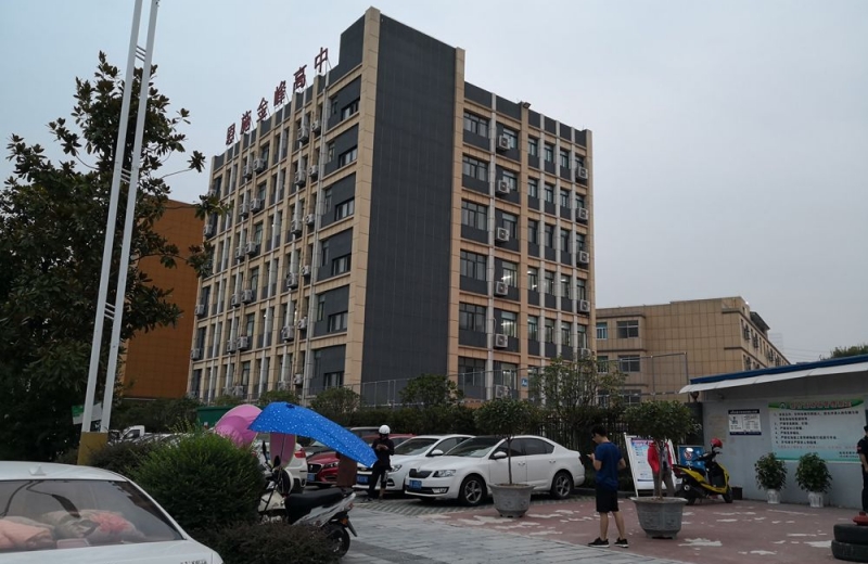 学校设安检门不但能帮学生戒手机瘾，，，，，还能避免携带管制刀具